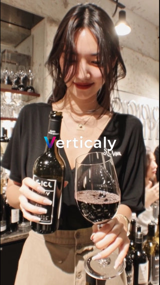 ワインを嗜む女性、優雅な時間