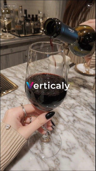 ワインを注ぐ優雅な時間