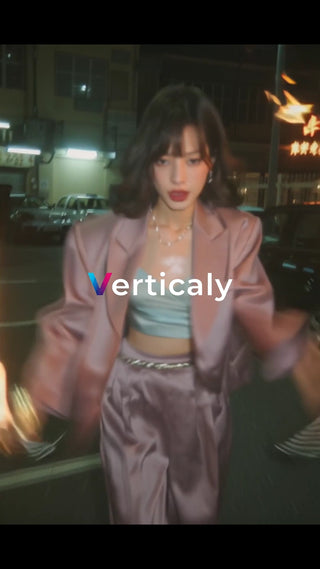 街を歩く女性、夕暮れ時