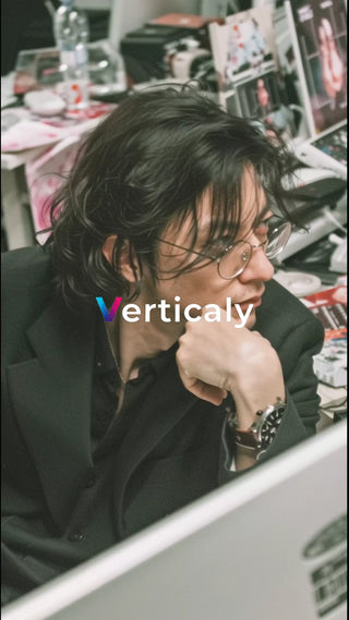 物思いにふける男性