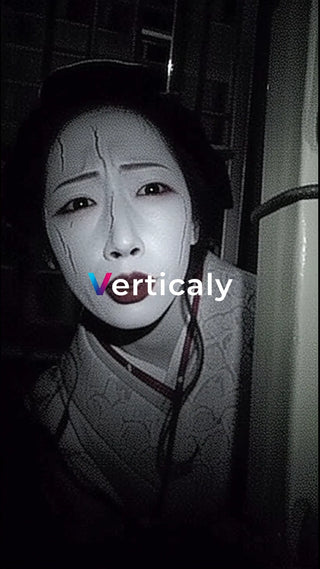 白塗りの女性、憂いを帯びて