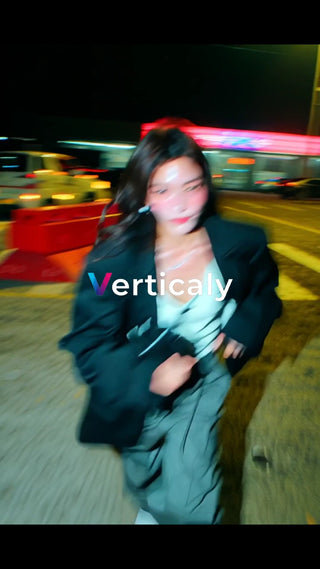 夜の街を歩く女性