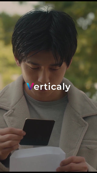 手紙を読む男性、公園で