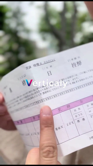 書類と指、何かの確認