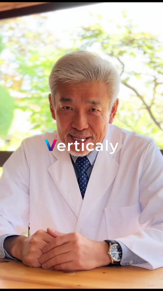 白衣姿の医師、微笑む