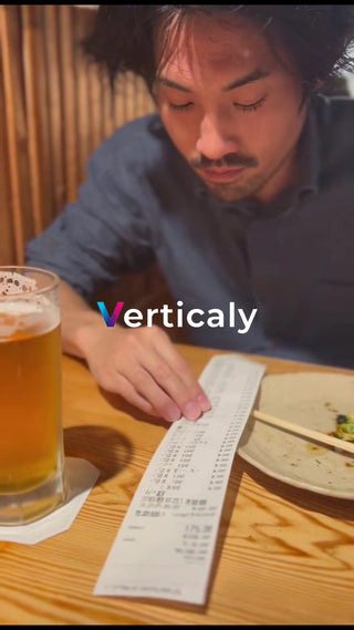 レシートを見て驚く男性