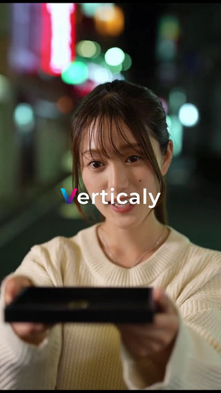 プレゼントを渡す女性