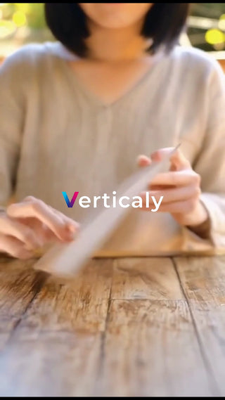 書類をめくる女性