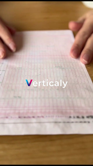 書類を扱う手元