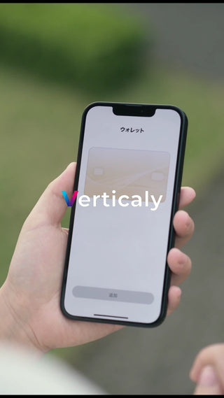 スマホを操作する女性
