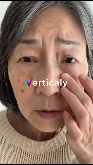 顔を触る女性、悩み?