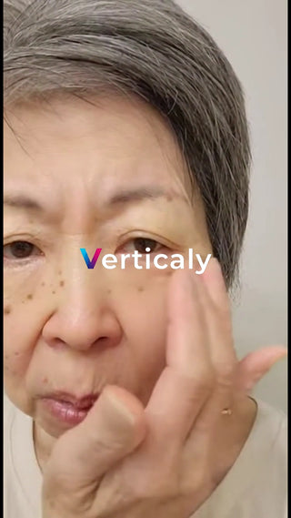 目元を気にする女性