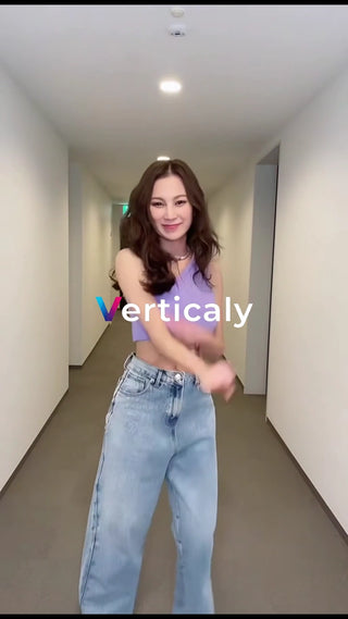 笑顔で踊る女性、廊下で