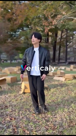 公園で佇む男性