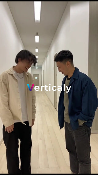 笑顔で話す二人、廊下にて