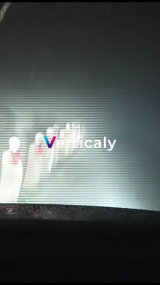 人影、夜の街を歩く