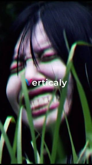 不気味な笑顔、草の陰から