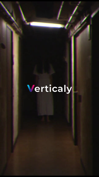 暗い廊下に佇む女性