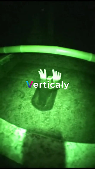 夜のプール、水面に浮かぶ