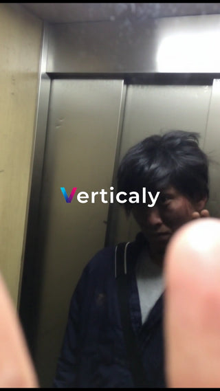 エレベーター内で佇む男性