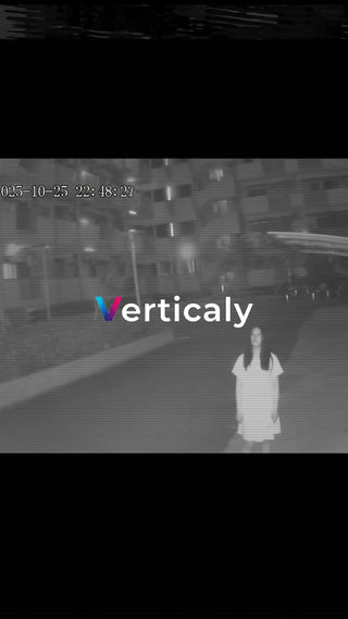 夜の公園、女性の佇まい