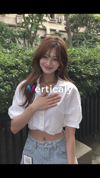 白いシャツとデニム、笑顔