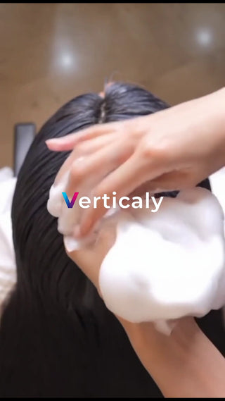 シャンプー泡で洗う髪