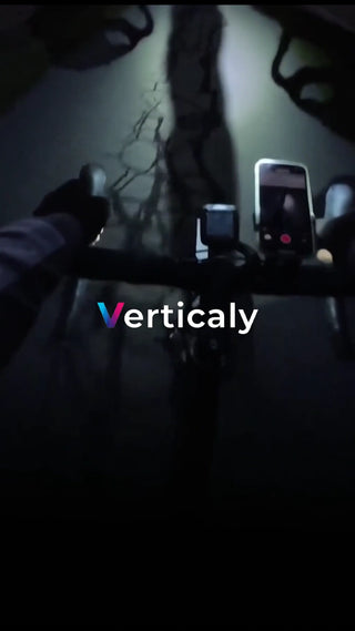 夜の自転車、街を走る