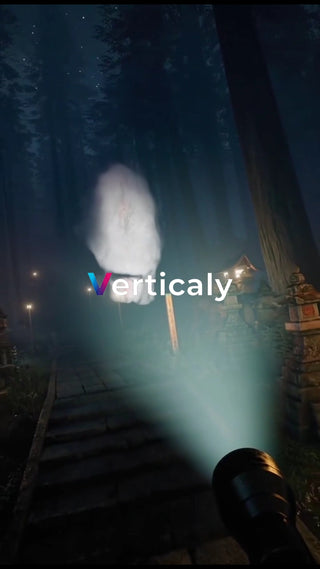 夜の神社、光射す道