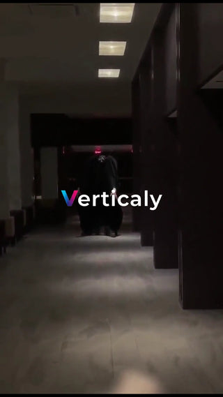 暗い廊下を歩く謎の人物