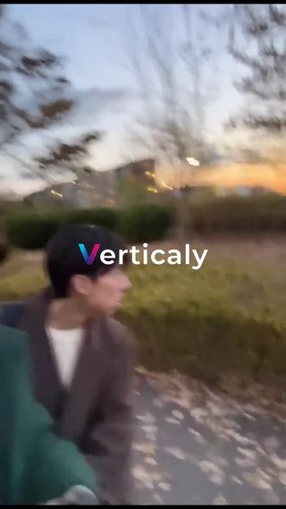 夕焼け空と人物、散歩道