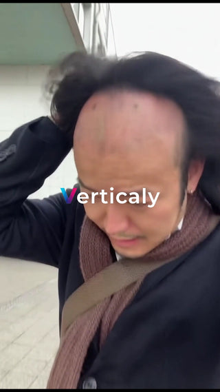 大胆なヘアスタイルの男性