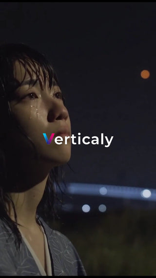 涙を流す女性、夜空を見上げ