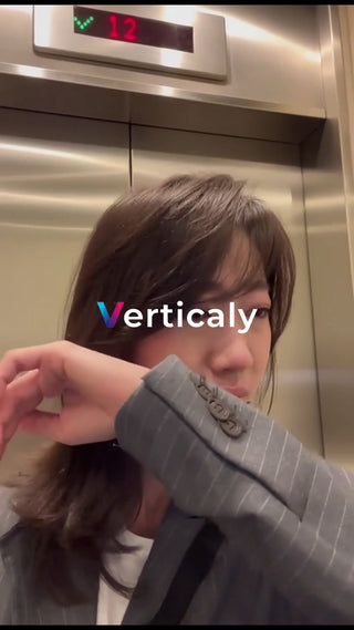 エレベーターに乗る女性