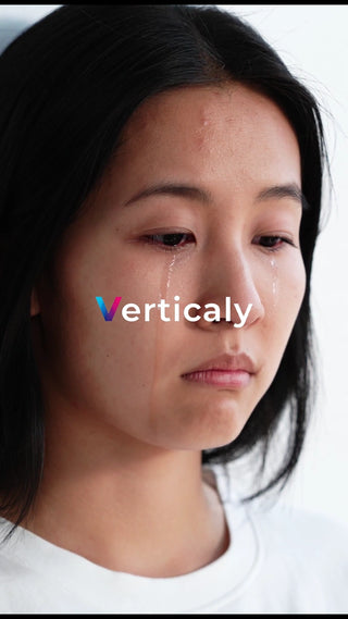 涙を流す女性の横顔