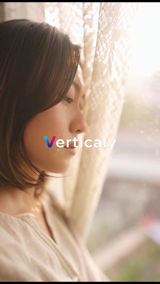 涙を流す女性、窓辺にて