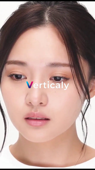 伏し目がちな女性