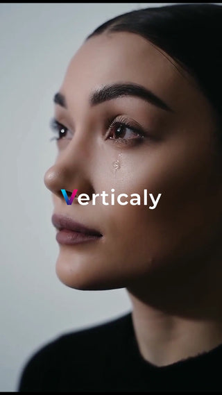 涙を流す女性、横顔