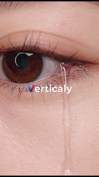 涙を流す瞳、切なく