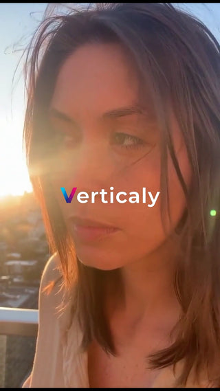 夕焼け空、髪をなびかせて