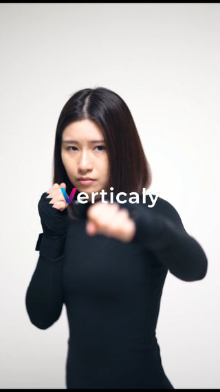 パンチを繰り出す女性