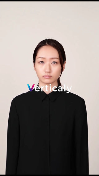 黒い服の女性、無表情