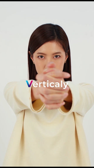 指で銃を作る女性