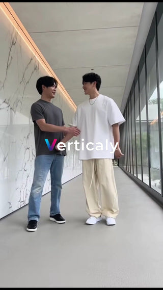 握手する二人、笑顔が素敵