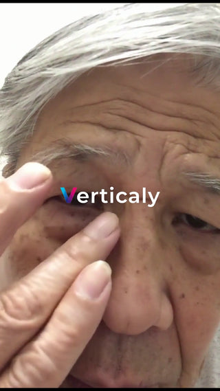 目元を気にする男性