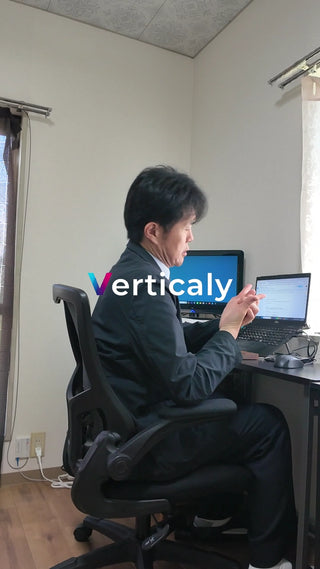 PC作業、集中する男性