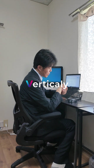 PC作業、集中する男性