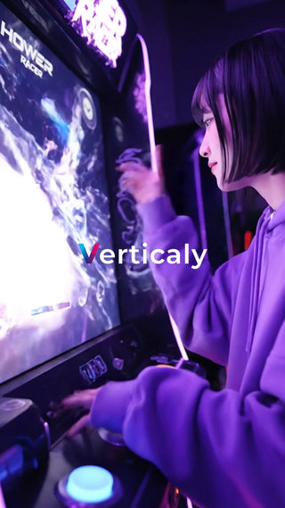 ゲームに熱中する女性