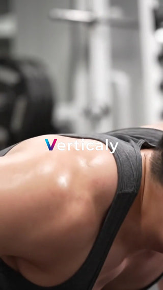 ジムでトレーニングする男性