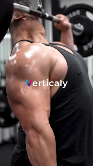 力強くバーベルを持ち上げる